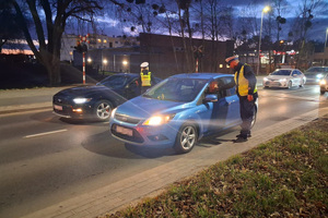 na zdjęciach widzimy umundurowanych policjantów prowadzących kontrole trzeźwości.