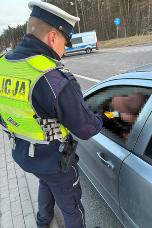 na zdjęciach widzimy umundurowanych policjantów prowadzących kontrole trzeźwości.