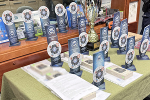 Na zdjęciach widać statuetki oraz nagrody dla funkcjonariuszy biorących udział w turnieju. Kolejne zdjęcia przedstawiają policjantów podczas strzelań oraz w trakcie wręczania nagród.