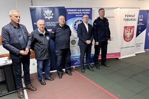 Na zdjęciach widać statuetki oraz nagrody dla funkcjonariuszy biorących udział w turnieju. Kolejne zdjęcia przedstawiają policjantów podczas strzelań oraz w trakcie wręczania nagród.