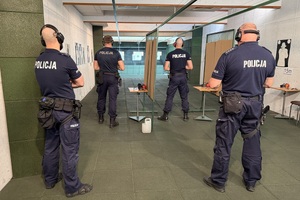 Na zdjęciach widać statuetki oraz nagrody dla funkcjonariuszy biorących udział w turnieju. Kolejne zdjęcia przedstawiają policjantów podczas strzelań oraz w trakcie wręczania nagród.