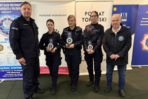 Na zdjęciach widać statuetki oraz nagrody dla funkcjonariuszy biorących udział w turnieju. Kolejne zdjęcia przedstawiają policjantów podczas strzelań oraz w trakcie wręczania nagród.