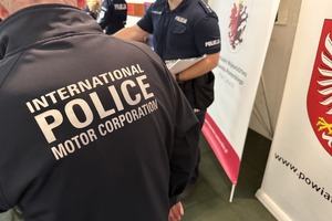 Na zdjęciach widać statuetki oraz nagrody dla funkcjonariuszy biorących udział w turnieju. Kolejne zdjęcia przedstawiają policjantów podczas strzelań oraz w trakcie wręczania nagród.