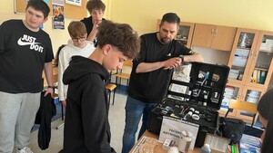 Na zdjęciach znajdują się uczniowie oraz policjanci