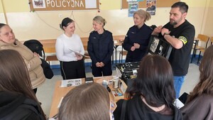 Na zdjęciach znajdują się uczniowie oraz policjanci