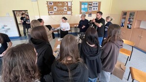 Na zdjęciach znajdują się uczniowie oraz policjanci