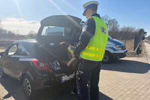 na zdjęciach widać policjanta realizującego kontrolę drogowe oraz wykonującego statyczny pomiar prędkości.