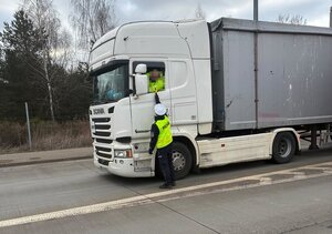 Zdjęcia prezentują przeprowadzone kontrolę trzeźwości na autostradzie A1