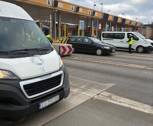 Zdjęcia prezentują przeprowadzone kontrolę trzeźwości na autostradzie A1