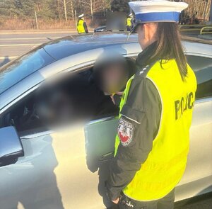 na zdjęciu widać policjantów przeprowadzających kontrolę trzeźwości.