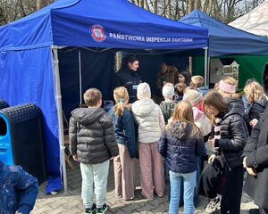 Na zdjęciach widać policjantów oraz uczestników spotkania.