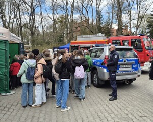 Na zdjęciach widać policjantów oraz uczestników spotkania.