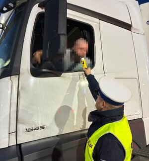 Na zdjęciach widać umundurowanych policjantów przeprowadzających badania stanu trzeźwości.