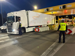 Na zdjęciach widać umundurowanych policjantów przeprowadzających badania stanu trzeźwości.
