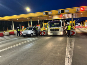 Na zdjęciach widać umundurowanych policjantów przeprowadzających badania stanu trzeźwości.