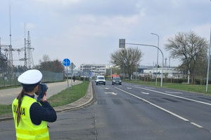 Na zdjęciach widać policjantów wykonujących statyczne pomiary prędkości.