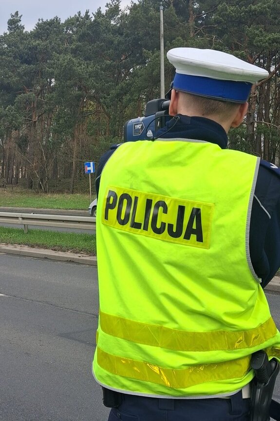 Na zdjęciach widać policjantów wykonujących statyczne pomiary prędkości.