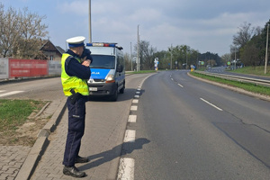 Na zdjęciach widać policjantów wykonujących statyczne pomiary prędkości.