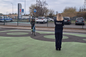 Na zdjęciach widać dzieci podchodzących do egzaminu na kartę rowerową. Dzieci podchodzą do testu teoretycznego oraz praktycznego na miasteczku znajdującym się przy WORD w Toruniu.