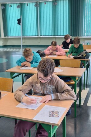 Na zdjęciach widać dzieci podchodzących do egzaminu na kartę rowerową. Dzieci podchodzą do testu teoretycznego oraz praktycznego na miasteczku znajdującym się przy WORD w Toruniu.