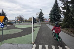 Na zdjęciach widać dzieci podchodzących do egzaminu na kartę rowerową. Dzieci podchodzą do testu teoretycznego oraz praktycznego na miasteczku znajdującym się przy WORD w Toruniu.