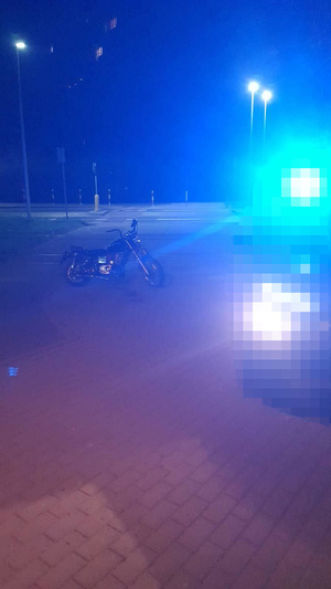 Na zdjęciach widać motorower oraz zatrzymanego mężczyznę. Policyjny radiowóz jest zablurowany.
