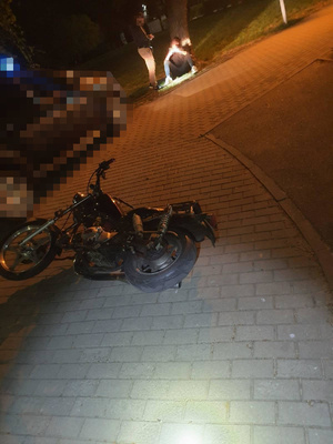 Na zdjęciach widać motorower oraz zatrzymanego mężczyznę. Policyjny radiowóz jest zablurowany.