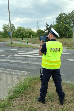 Na zdjęciach widać umundurowanego policjanta Wydziału Ruchu Drogowego Komendy Miejskiej Policji w Toruniu, podczas prowadzenia kontroli pomiaru prędkości.