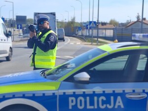 Na zdjęciach widać umundurowanego policjanta Wydziału Ruchu Drogowego Komendy Miejskiej Policji w Toruniu, podczas prowadzenia kontroli pomiaru prędkości.