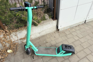 Na zdjęciu widać hulajnogę elektryczną