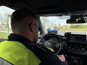 umundurowany policjant ruchu drogowego, prowadzący statyczną kontrolę prędkości