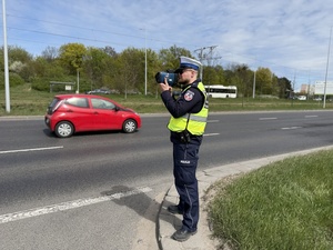 policjant ruchu drogowego prowadzący statyczną kontrolę prędkości.