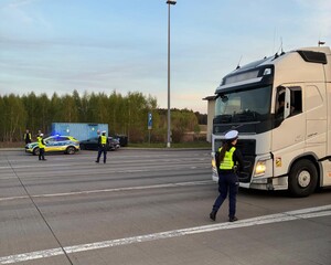 Na zdjęciach widać umundurowanych policjantów ruchu drogowego, przeprowadzających kontrolę stanu trzeźwości kierujących pojazdami. Na ostatnim zdjęciu widać pojazd, który jest umieszczany na lawecie