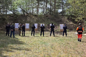 Na zdjęciach widać umundurowanych policjantów z toruńskiej Grupy Szybkiego Reagowania oraz policyjnych wywiadowców. Twarze zostały zamazane. Funkcjonariusze biorą udział w szkoleniu na otwartej strzelnicy.