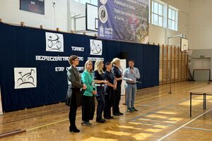Na zdjęciach widać uczestników konkursu BRD organizowanego w szkole podstawowej w Górsku. Na jednym ze zdjęć są również umundurowane policjantki z Wydziału Ruchu Drogowego oraz Prewencji KMP Toruń.