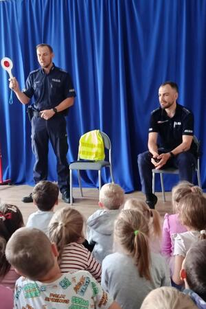 Na zdjęciach widać umundurowanych policjantów w trakcie spotkań z najmłodszymi z oddziałów przedszkolnych.