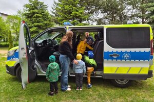 Na zdjęciach widać umundurowanych policjantów w trakcie spotkań z najmłodszymi z oddziałów przedszkolnych.