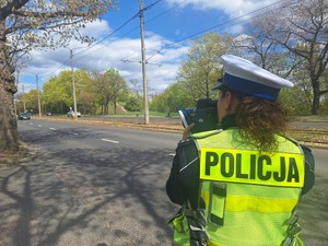 Policjantka mierzy prędkość