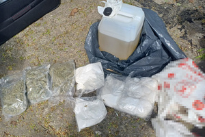 Na zdjęciach znajdują się środki odurzające oraz substancje płynne zabezpieczone w trakcie czynności przez policjantów.