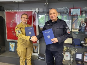 Na zdjęciu widoczny jest Komendant Miejski Policji w Toruniu oraz jego Zastępca oraz przedstawiciel OSP Toruń-Podgórz.