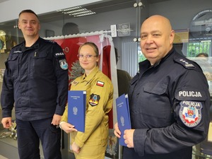 Na zdjęciu widoczny jest Komendant Miejski Policji w Toruniu oraz jego Zastępca oraz przedstawiciel OSP Toruń-Podgórz.