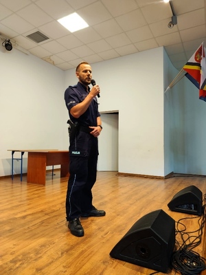 na zdjęciach widać umundurowanego policjanta prowadzącego zajęcia w szkole. Na dwóch pozostałych zdjęciach widać uczniów, bez widocznych twarzy.