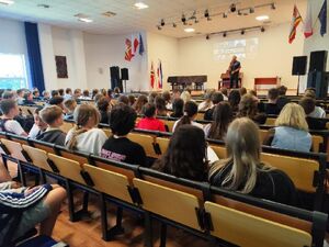na zdjęciach widać umundurowanego policjanta prowadzącego zajęcia w szkole. Na dwóch pozostałych zdjęciach widać uczniów, bez widocznych twarzy.