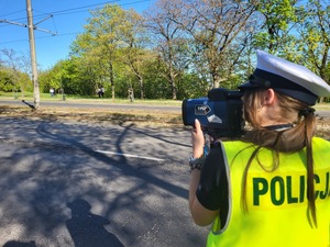 Policjantka mierzy prędkość