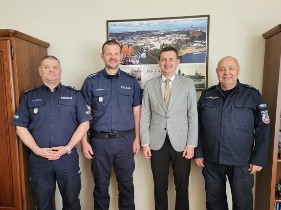 Na zdjęciu policjanci i Burmistrz Miasta Chełmży