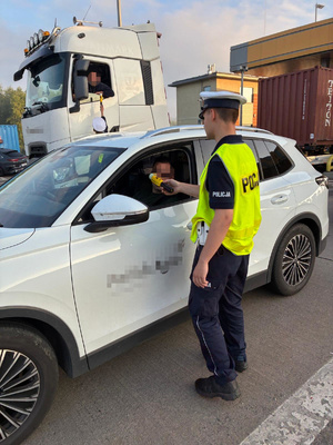 policjanci kontrolują trzeźwość kierowców