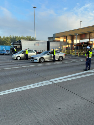 policjanci kontrolują trzeźwość kierowców