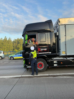policjanci kontrolują trzeźwość kierowców