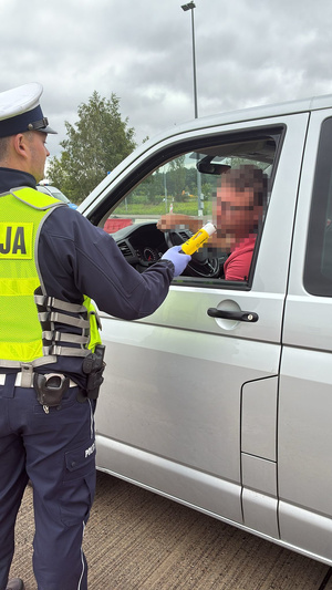Na zdjęciach widać umundurowanego policjanta wykonującego badanie stanu trzeźwości kierujących