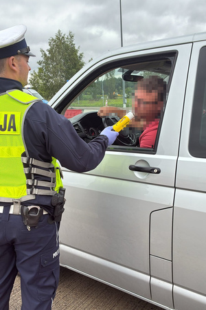 policjant przeprowadzający badanie stanu trzeźwości